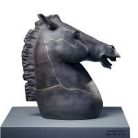 Скульптура "Черный конь"