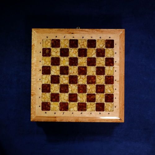 Шахматный ларец из янтаря (светлый) BALTAMBER