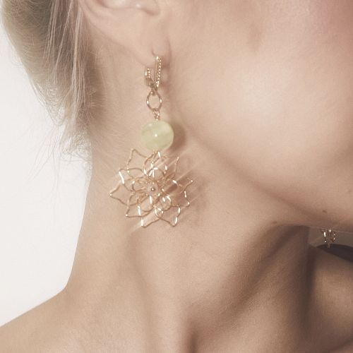 Серьги - цветы позолоченные с нефритом ANNA SKOROKHODOVA ACCESSORIZE / АННА СКОРОХОДОВА. АКСЕССУАРЫ