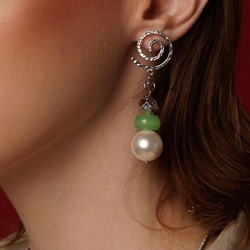 Серьги - спирали с нефритом и жемчугом ANNA SKOROKHODOVA ACCESSORIZE / АННА СКОРОХОДОВА. АКСЕССУАРЫ