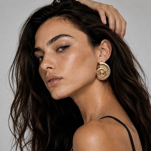 Объемные золотистые серьги - гвоздики с ракушками ANNA SKOROKHODOVA ACCESSORIZE / АННА СКОРОХОДОВА. АКСЕССУАРЫ